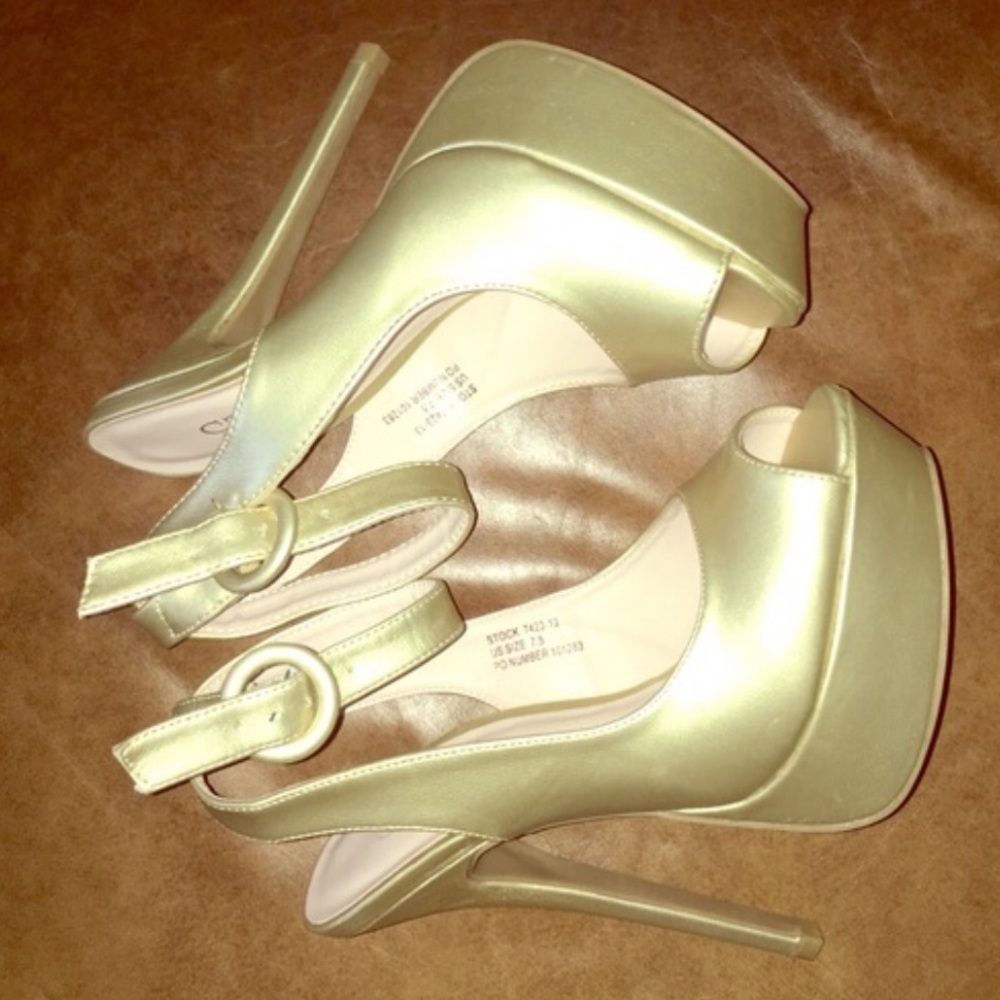 The sexy and gold heels shoe